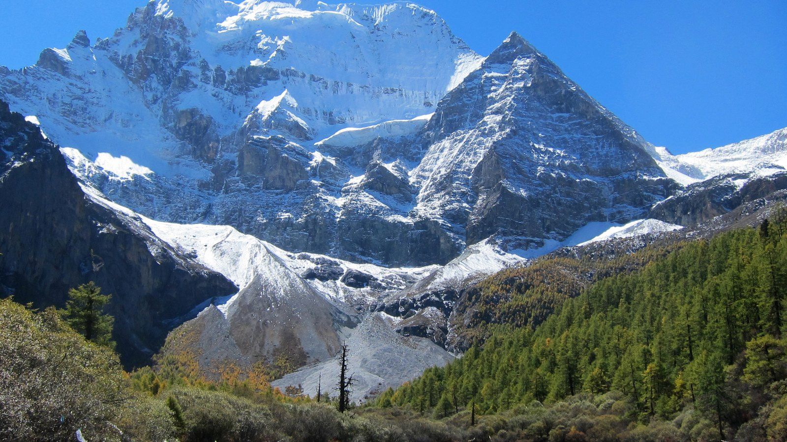 The snow peaks of Yading above Daocheng