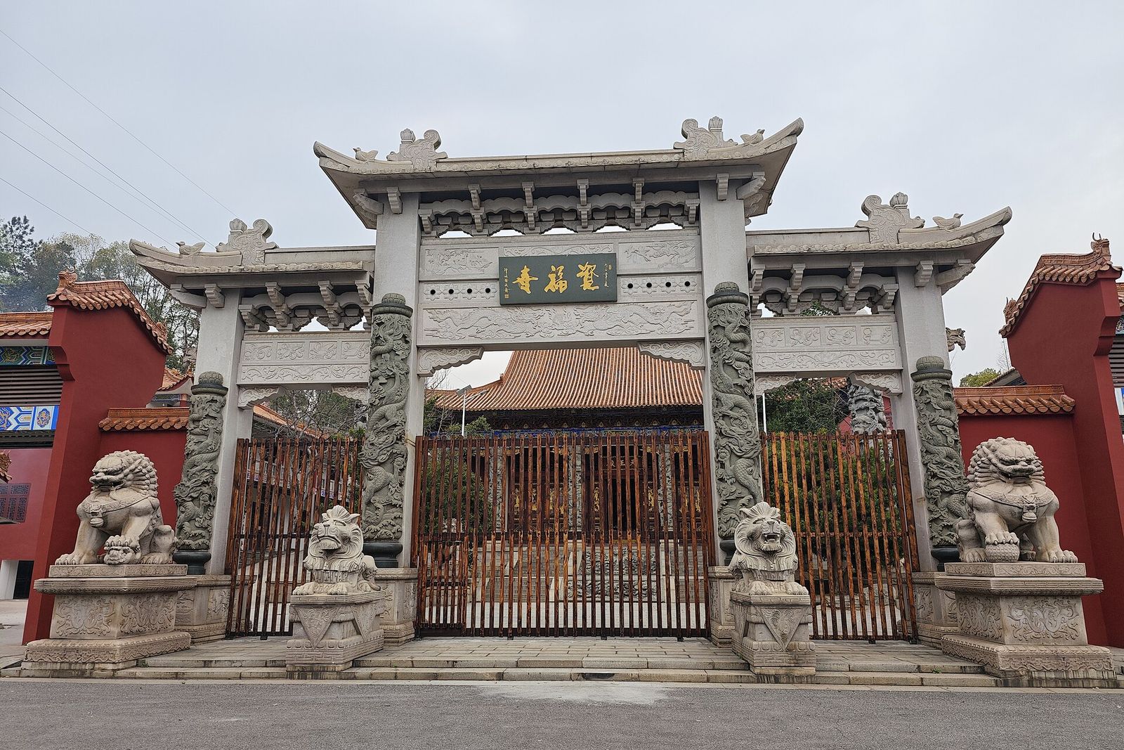 The memorial arch at Zifu Temple in Zhuzhou