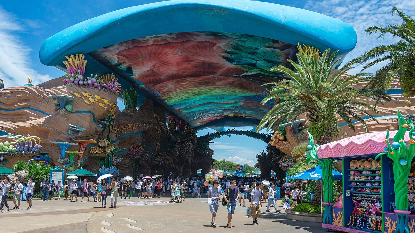 Entrance avenue at Chimelong Ocean Kingdom, Zhuhai