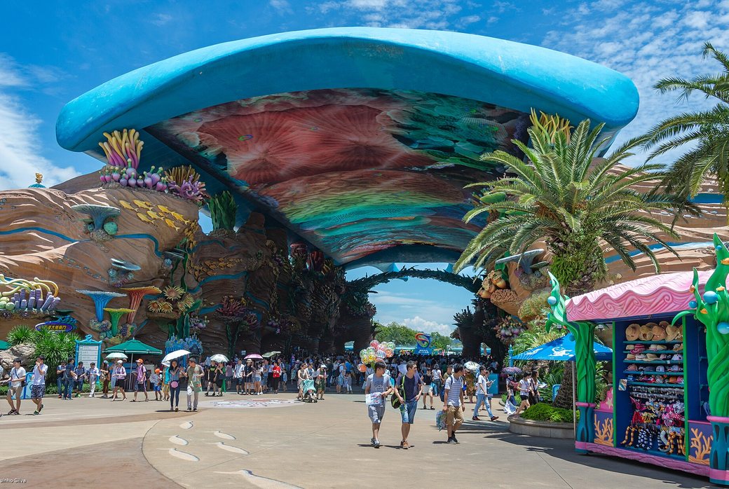 Entrance avenue at Chimelong Ocean Kingdom, Zhuhai